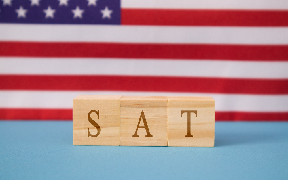 du-hoc-my-can-diem-sat-bao-nhieu